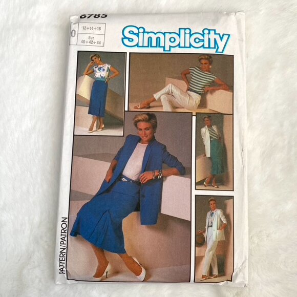 3 Simplicity Sewing Patterns - Picture 4 of 7